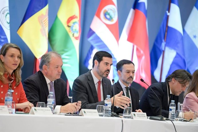 De izq. A dcha: la presidenta de Cepyme, Ángela de Miguel; el secretario permanente del CEIB, Narciso Casado; el viceconsejero de Economía y Sostenibilidad del Gobierno de Canarias, Gustavo González de Vega; y el vicepresidente de Tenerife, Lope Afonso.