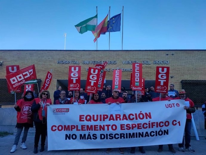 Concentración de sindicatos por la situación del personal de mantenimiento del SAS.