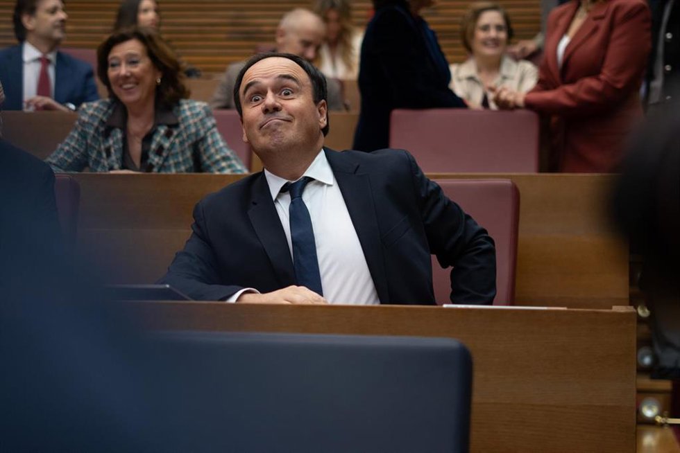 El síndic del grupo popular en las Corts Valencianes y secretario general del PP de la Comunitat Valenciana, Juanfran Pérez Llorca, durante su debate de investidura como nuevo president de la Generalitat, en Les Corts Valencianes, a 27 de noviembre de 2