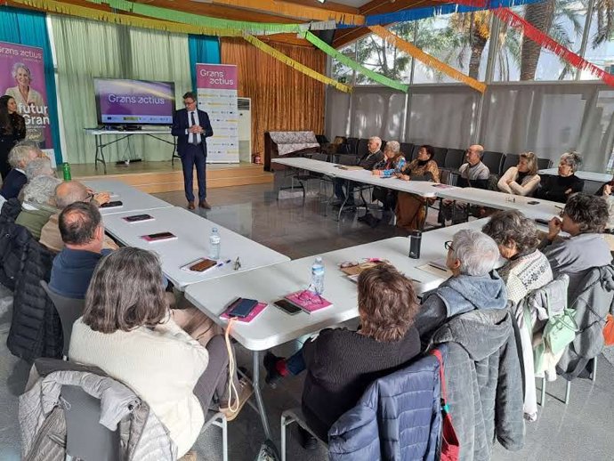 El vicepresidente primero y conseller de Economía, Hacienda e Innovación, Antoni Costa, visita los cursos de Grans Actius en Menorca.