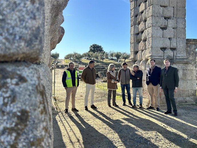 La consejera de Cultura, Turismo, Jóvenes y Deportes, Victoria Bazaga, visita la Ciudad Romana de Cáparra
