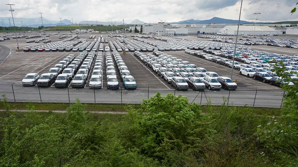 Archivo - Vista de vehículos producidos en la fábrica de Volkswagen Navarra.
