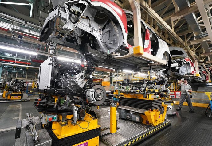 Archivo - 10 October 2019, England, Sunderland: Workers assemble the new Nissan Qashqai on the production line at Nissan's factory, after they were told that the car manufacturer is to end the night shift at its UK plant. Photo: Owen Humphreys/PA Wire/dpa