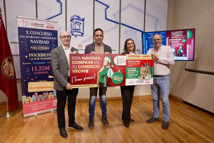 El diputado de Promoción Agroalimentaria y Consumo, Moisés Santana, y el presidente de Fecosva, Jesús Herreras presentan presentado las campañas 'Esta Navidad comprar en tu comercio vecino tiene premio', y el X Concurso de Escaparates y Fotografía'