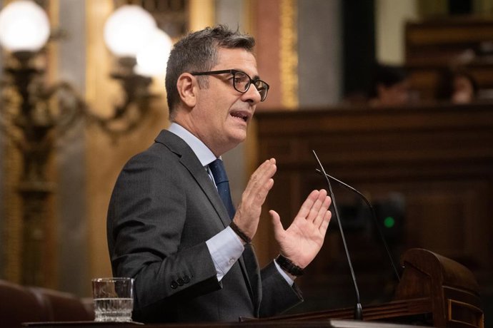 El ministro de la Presidencia, Justicia y Relaciones con las Cortes, Félix Bolaños, interviene durante una sesión plenaria, en el Congreso de los Diputados, a 27 de noviembre de 2025, en Madrid (España). El pleno del Congreso debate y vota hoy los objetiv