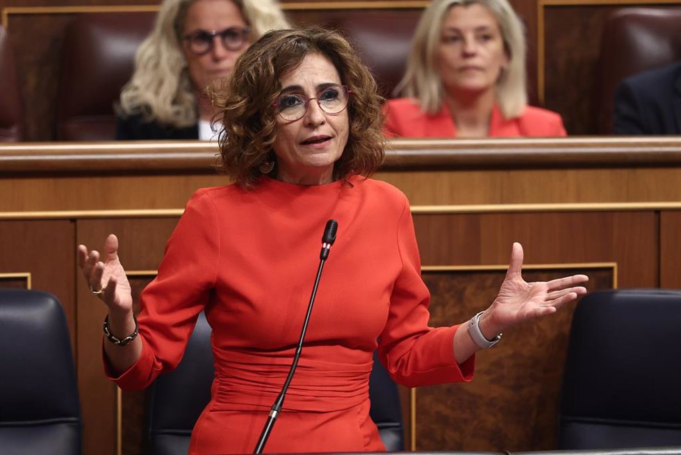 La vicepresidenta primera y ministra de Hacienda, María Jesús Montero, durante una sesión de control al Gobierno, en el Congreso de los Diputados, a 12 de noviembre de 2025, en Madrid (España). 
