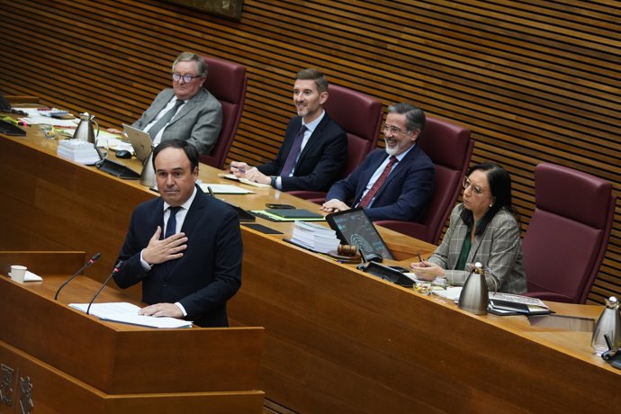 El síndic del grupo popular en las Corts Valencianes y secretario general del PP de la Comunitat Valenciana, Juanfran Pérez Llorca, durante su debate de investidura como nuevo president de la Generalitat, en Les Corts Valencianes, a 27 de noviembre de 