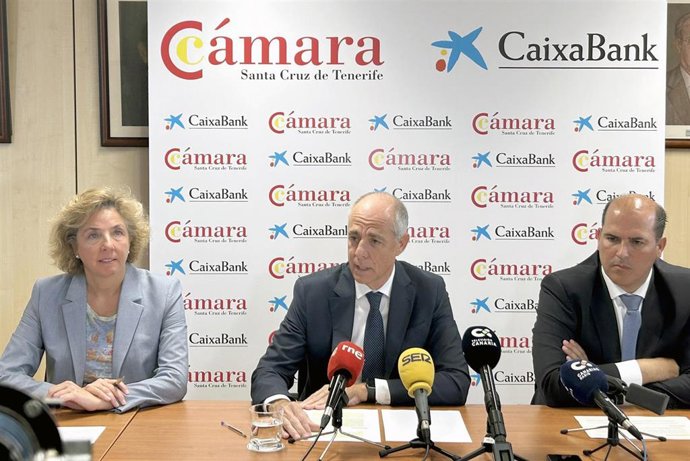 Archivo - Lola Pérez, directora general de la Cámara de Comercio; Santiago Sesé, presidente de la Cámara de Comercio, y el director territorial de CaixaBank en Canarias, Manuel Afonso.