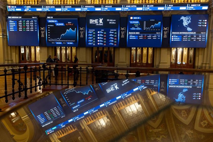 Archivo - Paneles digitales en el Palacio de la Bolsa de Madrid, a 30 de septiembre de 2025, en Madrid (España). 