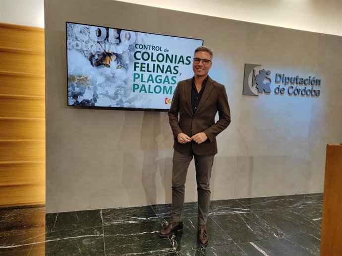 El delegado de Agricultura, Sostenibilidad y Agricultura en la Diputación de Córdoba, Andrés Lorite, en la presentación de la línea de colaboración para el control de colonias felinas y plagas de palomas.