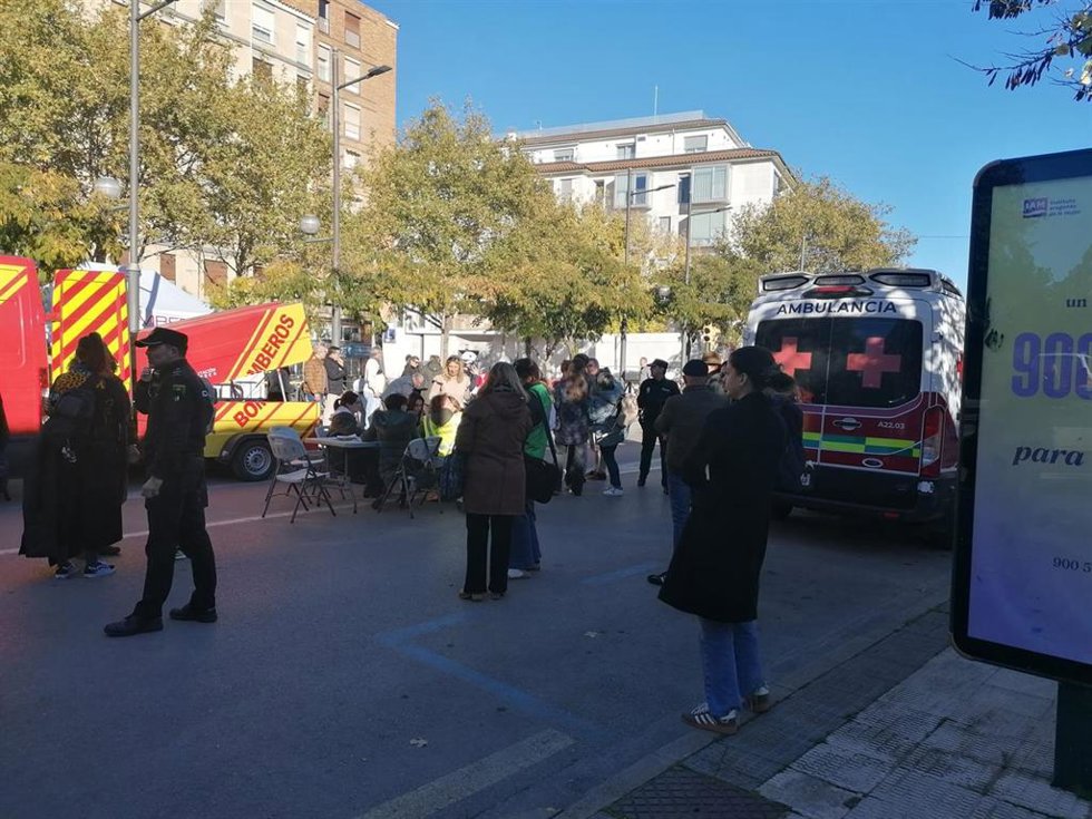 Personas desalojadas en el entorno de la plaza Santa Clara de Huesca.