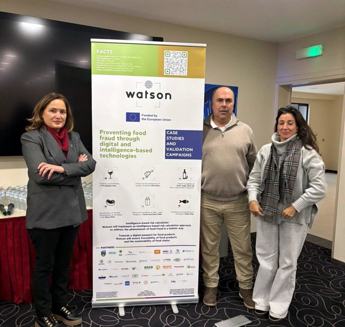 Begoña López, directora general de Agricultura, Agroindustria y Desarrollo Rural; Julio Fernández, presidente de la IGP Miel de Asturias, y Teresa Álvarez, responsable técnica de la IGP Miel de Asturias.