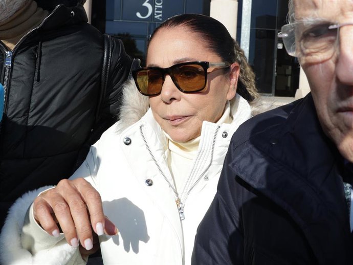 Isabel Pantoja sale de los juzgados de Pozuelo de Alarcón junto a su hermano, Agustín Pantoja, y su abogado, Eduardo de Urbano