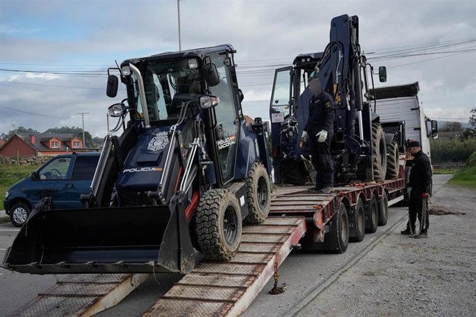 Excavadoras de la Policía Nacional durante un operativo sobre narcotráfico, a 26 de noviembre de 2025, en Vilanova de Arousa, Pontevedra, Galicia (España). 