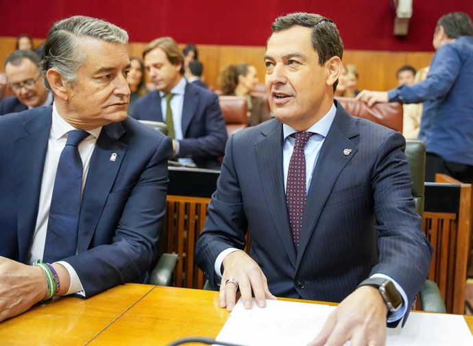 El presidente de la Junta de Andalucía, Juanma Moreno (d), junto al consejero de Sanidad, Presidencia y Emergencias, Antonio Sanz (i).