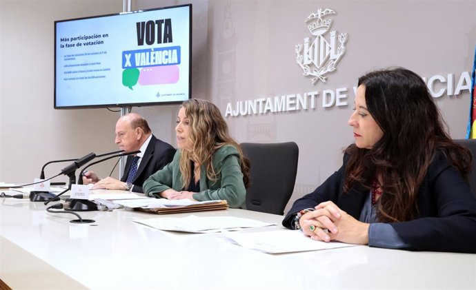 La concejala de Recursos Humanos y Técnicos, Participación y Acción Vecinal y Pedanías Julia Climent, presenta en rueda de prensa el resultado de las votaciones de los Presupuestos Participativos VLCParticipa 2025-2026.