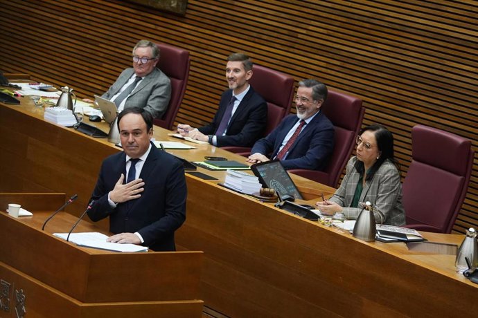 El síndic del grupo popular en las Corts Valencianes y secretario general del PP de la Comunitat Valenciana, Juanfran Pérez Llorca, durante su debate de investidura como nuevo president de la Generalitat, en Les Corts Valencianes, a 27 de noviembre de 202