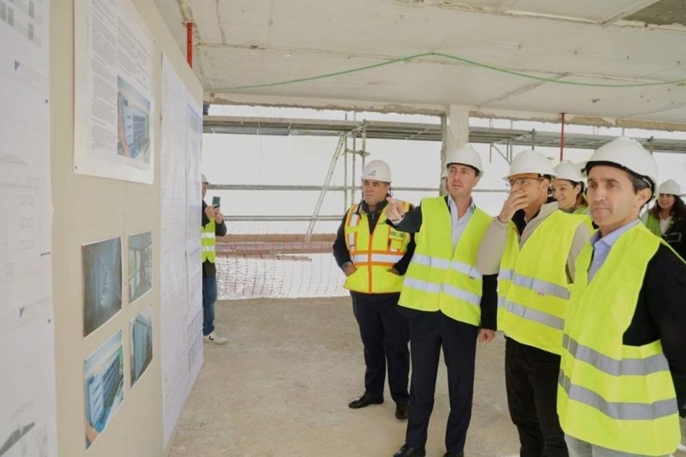 Los presidentes del Consell de Mallorca, Lloren Galmés, y del IMAS, Guillero Sánchez, visitan las obras en el módulo D de la Llar d'Ancians de Palma.
