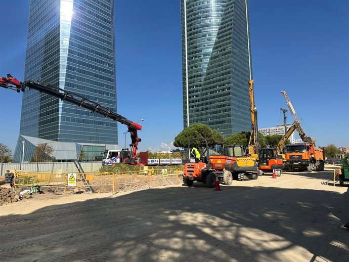 Archivo - Trabajadores en las obras de Parque Castellana.