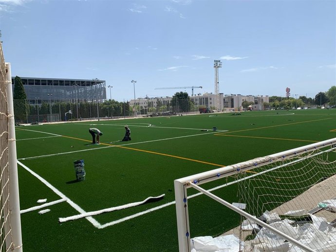 Archivo - Trabajos de cambio de césped en el campo de fútbol del polideportivo Sant Ferran.