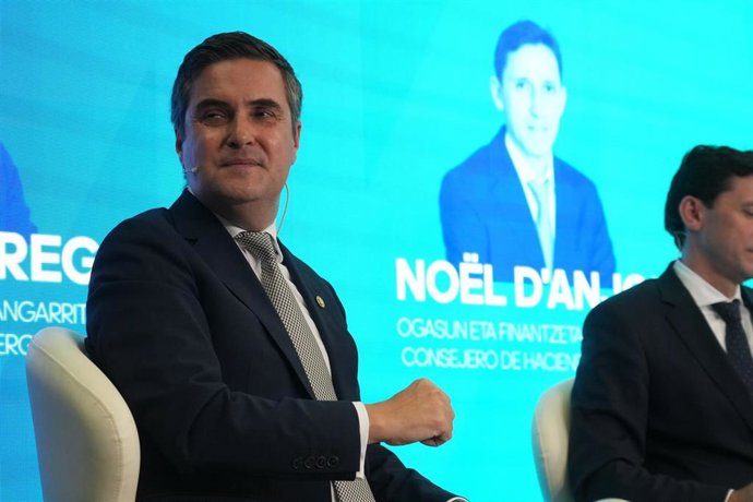 Archivo - El consejero de Industria, Transición Energética y Sostenibilidad, Mikel Jauregi