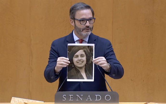 El senador del PSIB José Hila muestra la imagen de Aurora Picornell en el senado