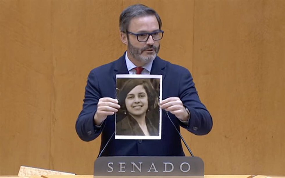 El senador del PSIB José Hila muestra la imagen de Aurora Picornell en el senado