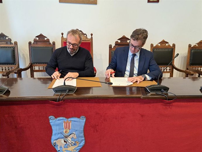 El vicepresidente primero y conseller de Economía, Hacienda e Innovación, Antoni Costa, y el alcalde de Es Castell, José Luis Camps