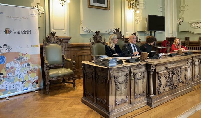 El alcalde de Valladolid, Jesús Julio Carnero, preside el Pleno del Consejo Municipal de la Infancia.
