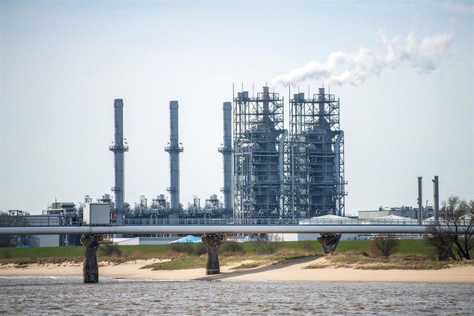 Archivo - FILED - 12 April 2022, Lower Saxony, Stade: The area in front of the Stade Industrial Park is part of the future port expansion for the planned import terminal for liquefied natural gas. Oil and gas companies are still on an expansion course des