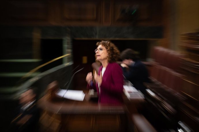 La vicepresidenta primera i ministra d'Hisenda, María Jesús Montero, intervé durant una sessió plenària, en el Congrés dels Diputats, a 27 de novembre del 2025, a Madrid (Espanya).