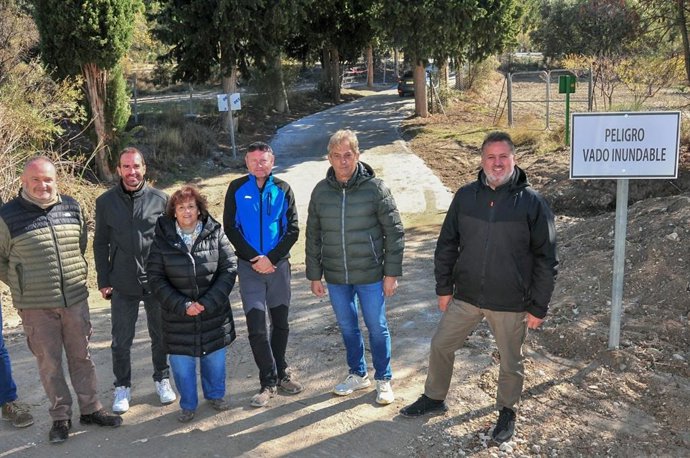 Visita del delegado territorial de Sostenibilidad y Medio Ambiente de la Junta en Granada, Manuel Francisco García, primero desde la izquierda en la imagen, al entorno del futuro Parque de La Sagra