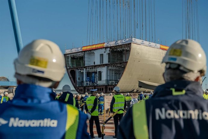 Trabajadores de Navantia observan la puesta de quilla del futuro BAM de la Armada en los astilleros de Puerto Real (Cádiz)