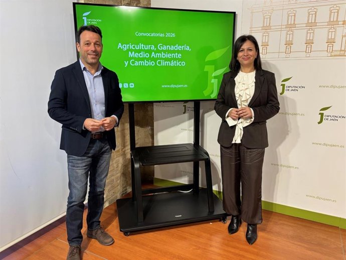 Javier Perales e Isabel Ucedan presentan las subvenciones en materia de agricultura y medio ambiente.