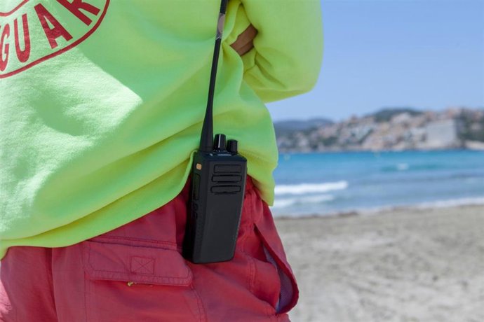Detalle de un socorrista en una playa de Baleares.
