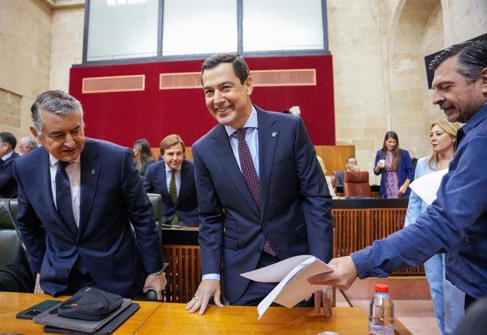 El presidente de la Junta de Andalucía, Juanma Moreno (d), junto al consejero de Sanidad, Presidencia y Emergencias, Antonio Sanz (i).
