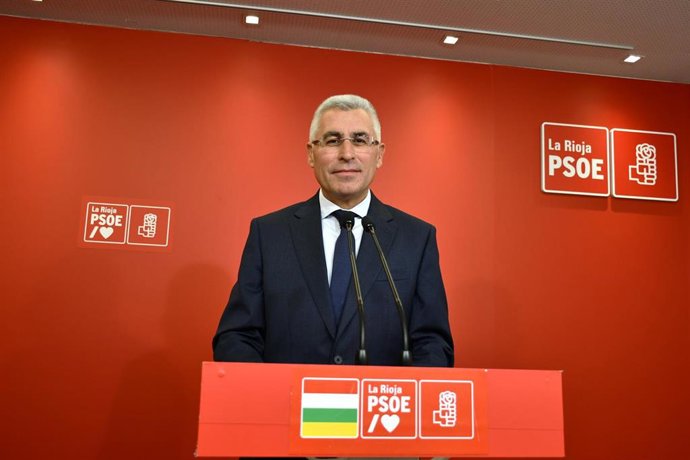 Archivo - El diputado socialista José Ángel Lacalzada en comparecencia de prensa