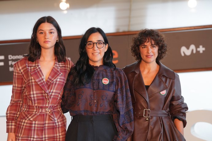 (I-D) La actriz Blanca Soroa; la directora Alauda Ruiz de Azúa y la actriz Patricia López Arnaiz, durante la presentación de ‘Los Domingos’ en el Festival de Cine de San Sebastián, a 22 de septiembre de 2025, en San Sebastián, Guipúzcoa, País Vasco 