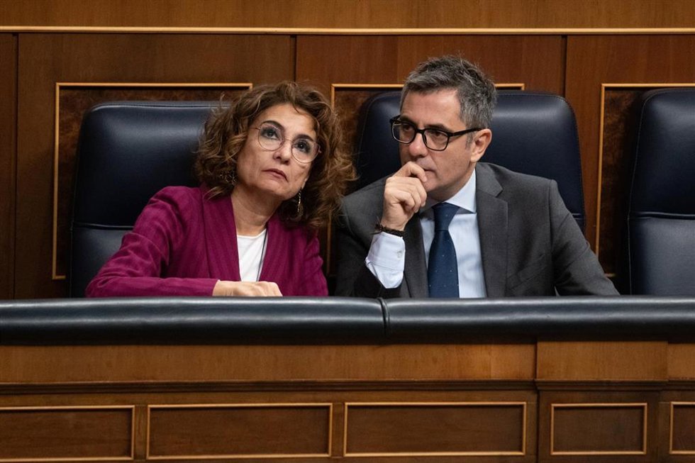 La vicepresidenta primera y ministra de Hacienda, María Jesús Montero, y el ministro de la Presidencia, Justicia y Relaciones con las Cortes, Félix Bolaños, durante una sesión plenaria, en el Congreso de los Diputados, a 27 de noviembre de 2025, en Madr