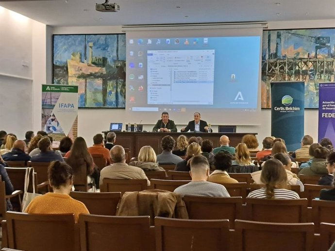 Jornada sobre las plagas y enfermedades en el cultivo de los frutos rojos durante la campaña 24/25 en Huelva.