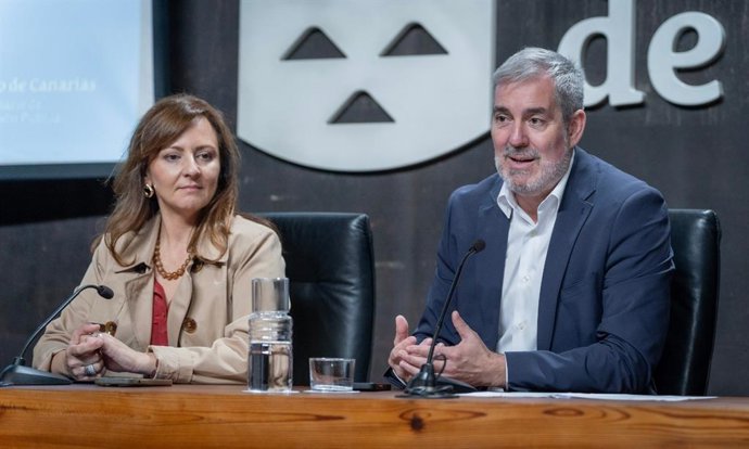 La consejera de Presidencia, Justicia y Seguridad del Gobierno de Canarias, Lady Barreto, y el presidente, Fernando Clavijo, en la inauguración de una jornada sobre evaluación de políticas públicas