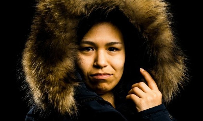 Con un poco de vapor puedes devolver la esponjosidad al pelo de la capucha y quitarle el aspecto apelmazado