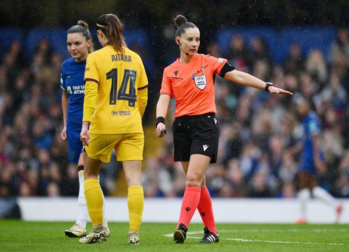 Archivo - Referee Iuliana Demetrescu during the UEFA Women’s Champions League, Semi-finals, 2nd leg football match between Chelsea FC and FC Barcelona on April 27, 2024 at Stamford Bridge in London, England - Photo Ashley Western / Colorsport / DPPI