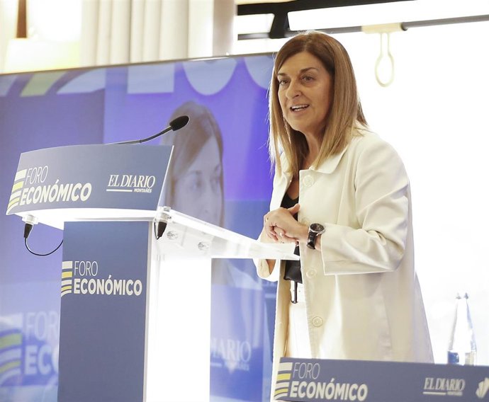 Archivo - La presidenta de Cantabria, María José Sáenz de Buruaga, participa el Foro Económico del Diario Montañés