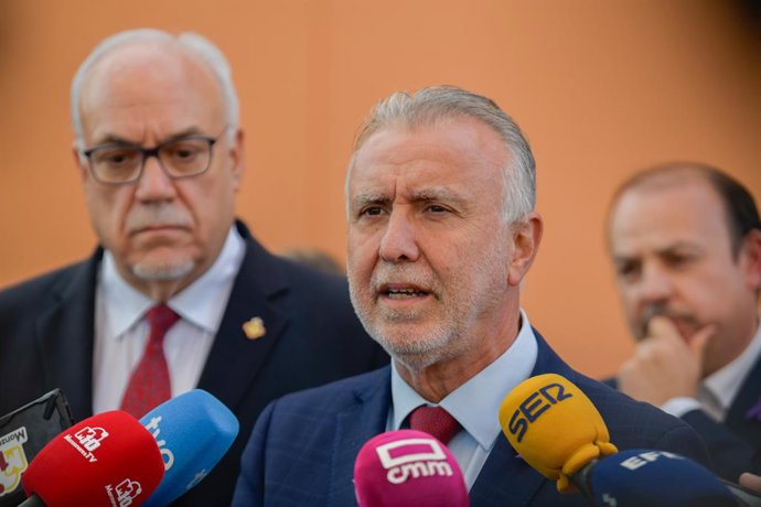 O Ministro de Política Territorial e Memória Democrática, Ángel Víctor Torres, atende à imprensa em sua chegada à cerimônia de entrega dos restos mortais exumados de 21 vítimas às suas famílias, em 25 de novembro de 2025, em Manzanares, Ciudad Real, Casti