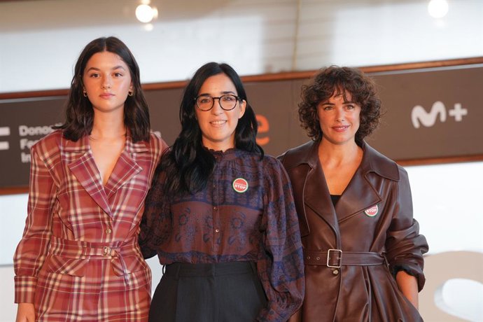 Archivo - Arquivo - (E-D) A atriz Blanca Soroa; a diretora Alauda Ruiz de Azúa e a atriz Patricia López Arnaiz, durante a apresentação de 'Los Domingos' no Festival de Cinema de San Sebastian, em 22 de setembro de 2025, em San Sebastian, Guipuzcoa, País B