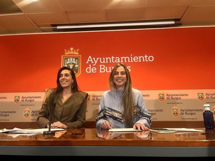 La portavoz del equipo de Gobierno, Andrea Ballesteros, y la concejala de Deportes, Carolina Álvarez.