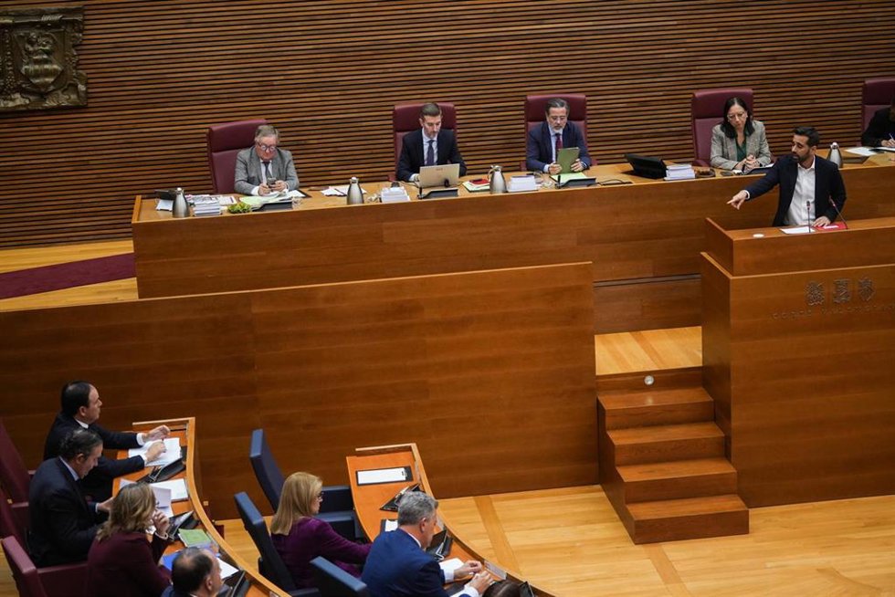 El síndic de PSPV, José Muñoz (d), durante el debate de investidura de Juanfran Pérez Llorca en Les Corts