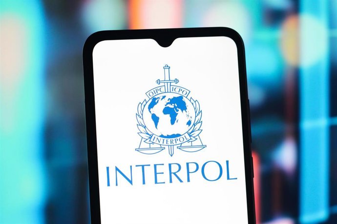 Archivo - Logo de la Interpol en un teléfono móvil