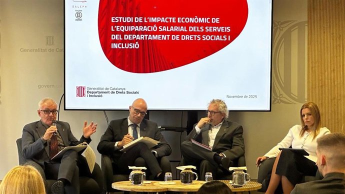 Acto de presentación del primer estudio global para mejorar las condiciones laborales y salariales del sistema de servicios sociales de Catalunya, en el que ha estado presente el secretario general de Derechos Sociales e Inclusión, Raúl Moreno (2i)
